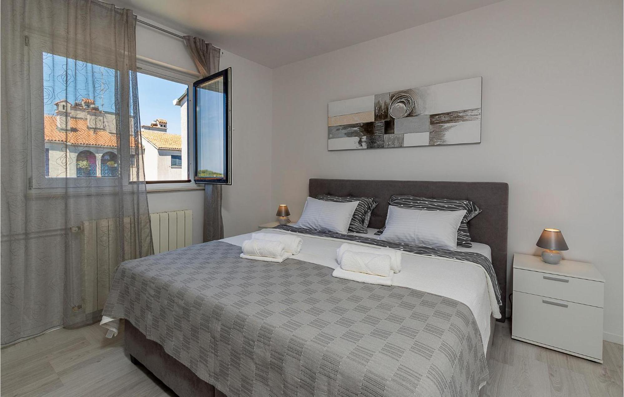 Apartman Stunning In With Kitchen