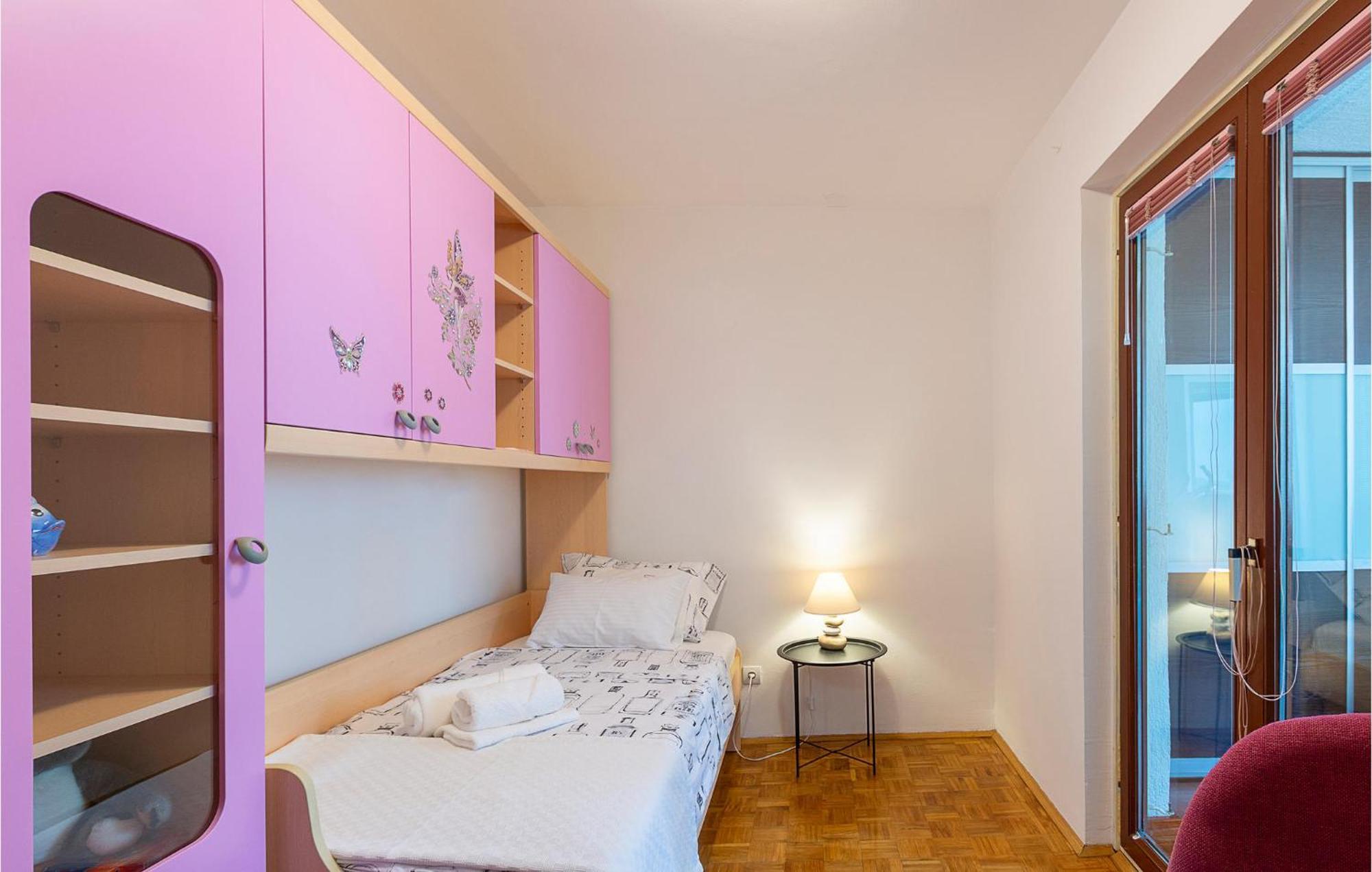 Apartman Stunning In With Kitchen Póla